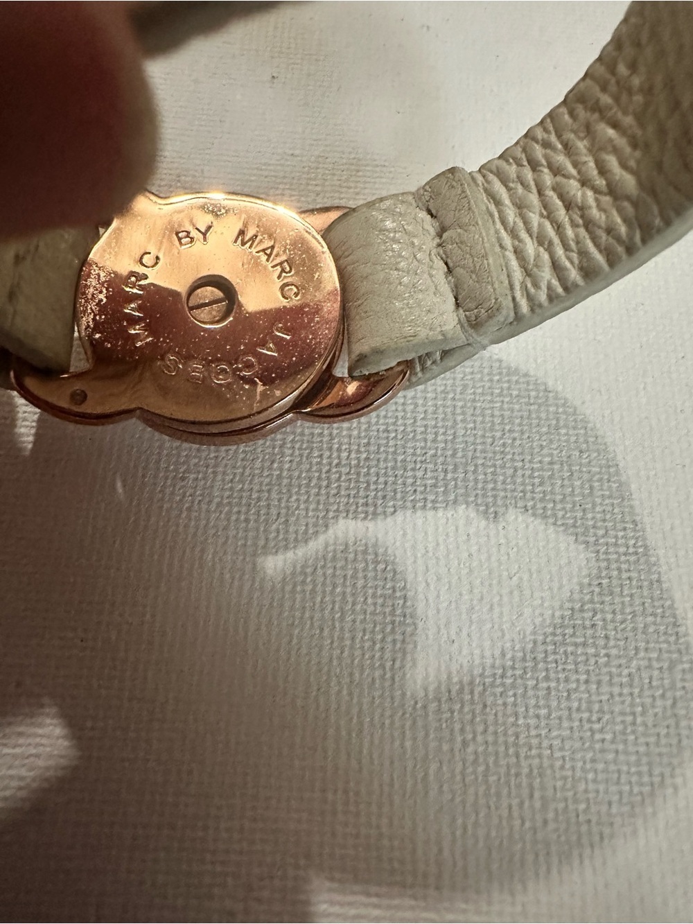 Marc Jacobs Cream White Leather Rose Gold Tined Logo Clasp Turnlock Bracelet - Picture 5 of 13